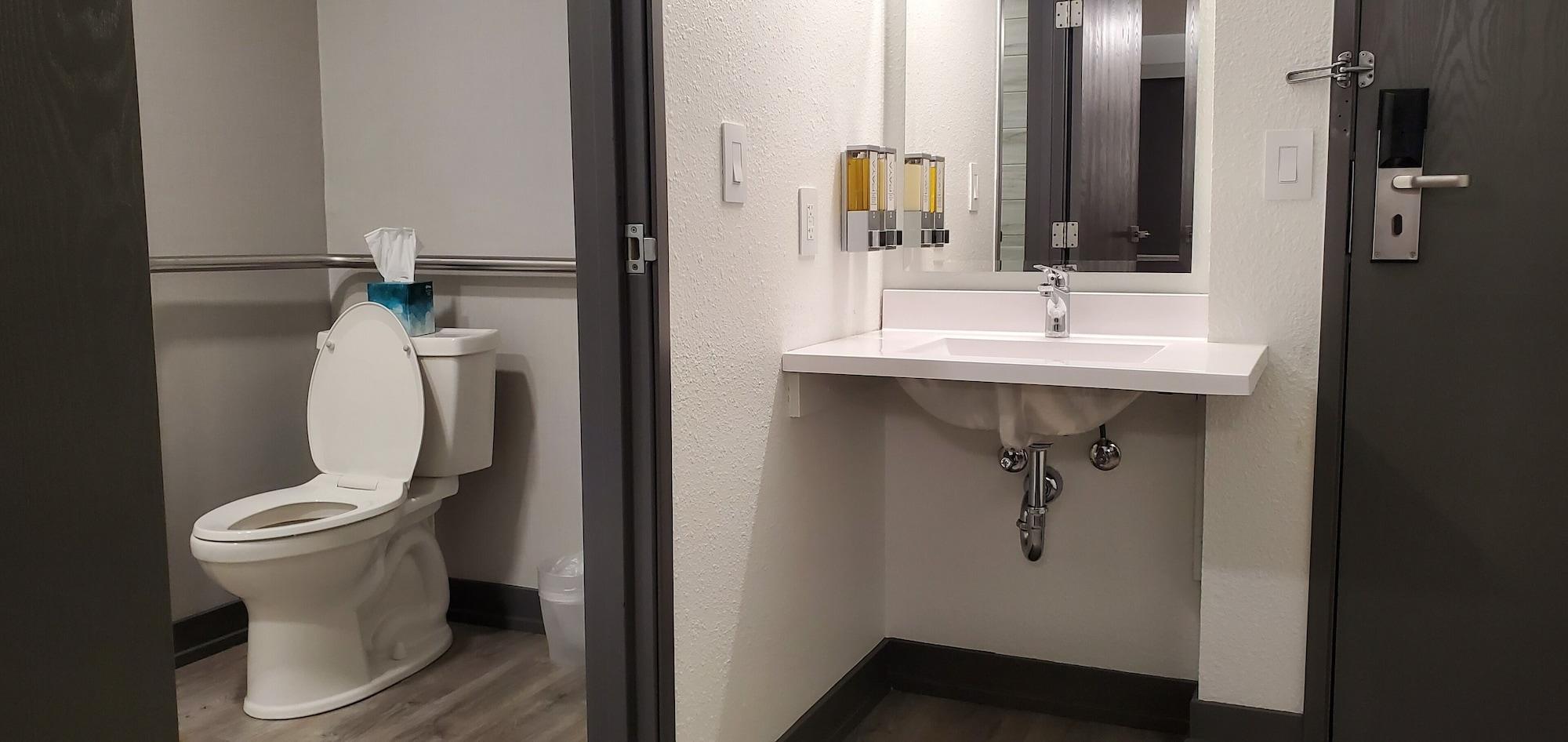 Travelodge By Wyndham Elkhart Bagian luar foto