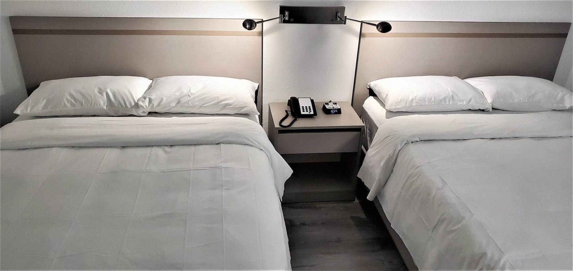 Travelodge By Wyndham Elkhart Bagian luar foto